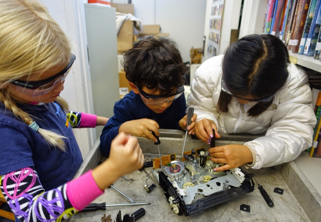 Ceci est une image d'élèves qui font de la robotique.