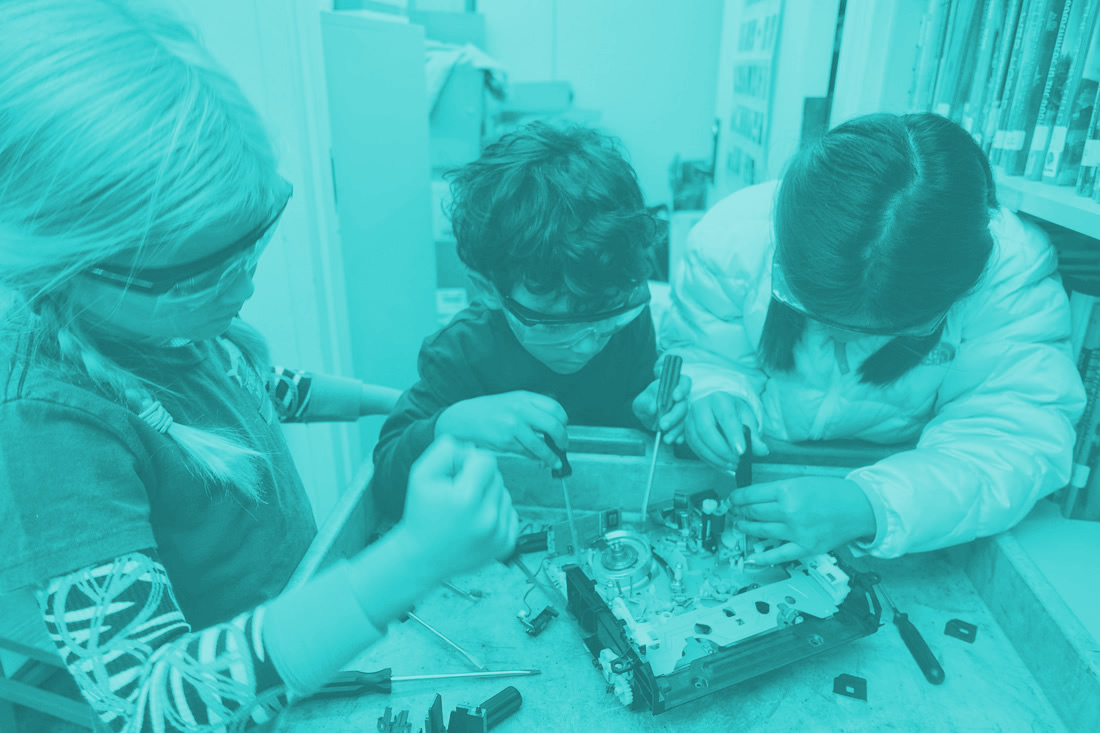 Ceci est une image d'enfants qui font de la robotique.